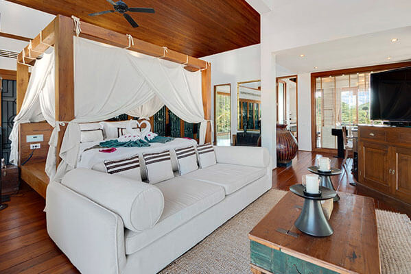 Villa Riva - guest bedroom with four-poster bed