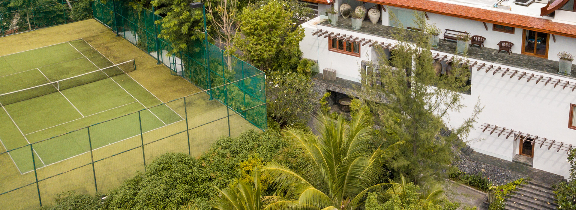 Villa Riva - tennis court and villa