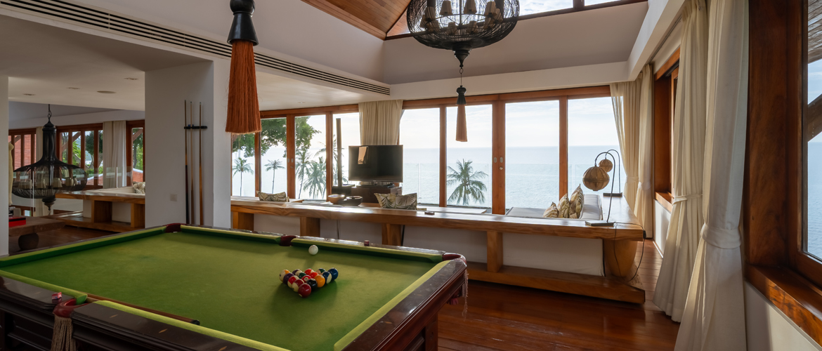 Villa Riva - Luxurious bathroom with jacuzzi at master bedroom